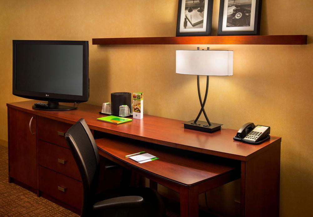 คอร์ตยาร์ด โพห์คีปซี Hotel โพห์คิปซี ภายนอก รูปภาพ