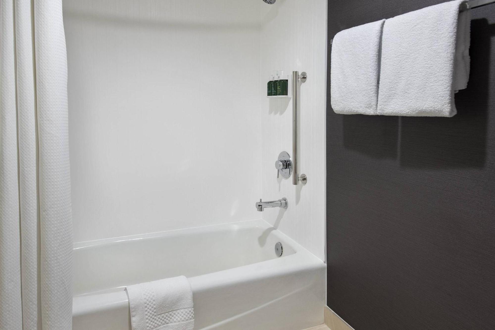 คอร์ตยาร์ด โพห์คีปซี Hotel โพห์คิปซี ภายนอก รูปภาพ