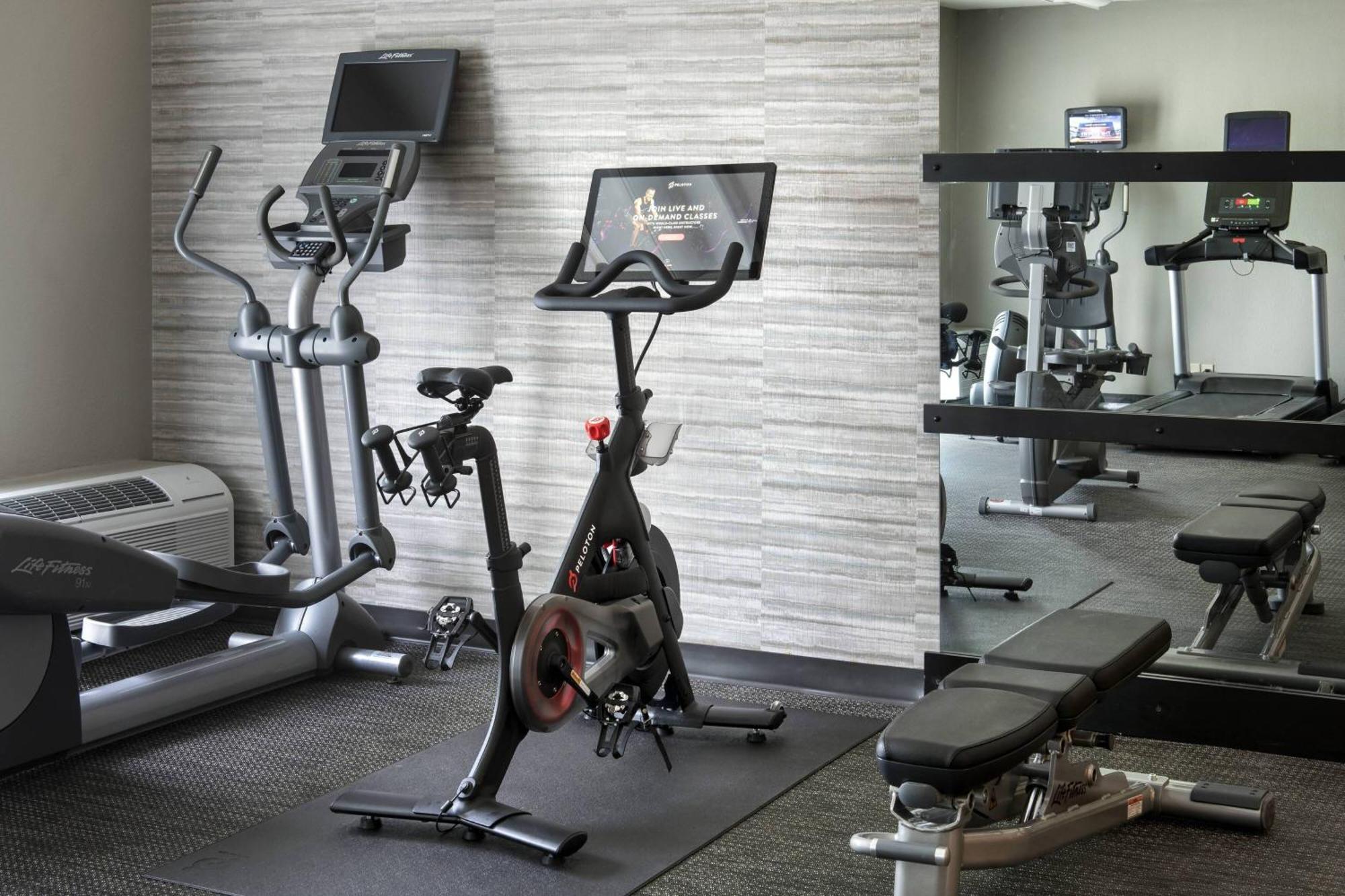 คอร์ตยาร์ด โพห์คีปซี Hotel โพห์คิปซี ภายนอก รูปภาพ