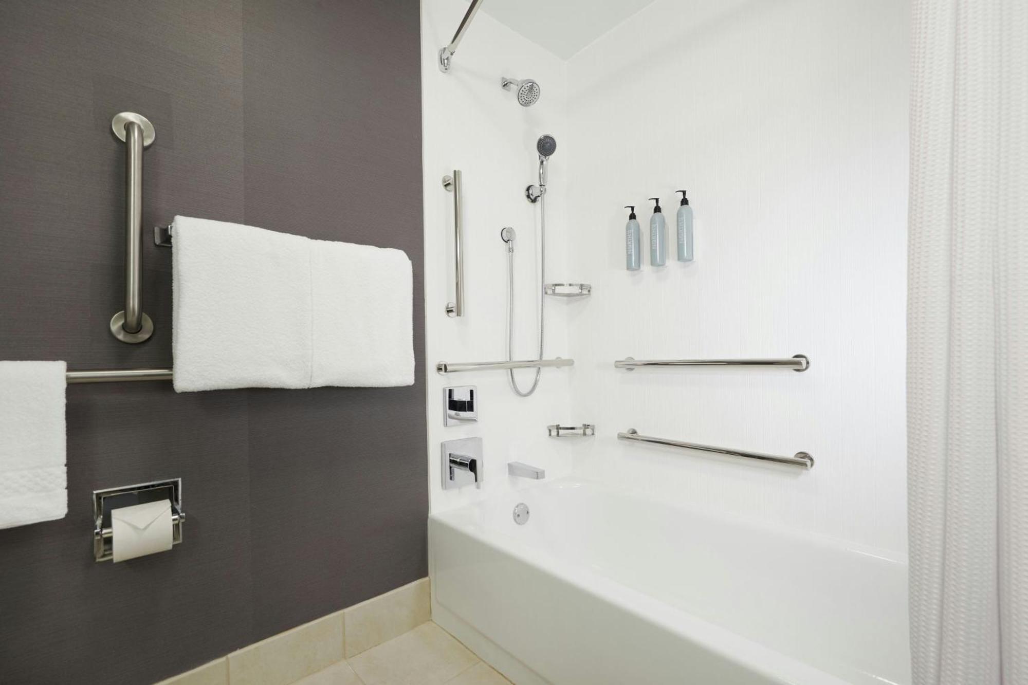 คอร์ตยาร์ด โพห์คีปซี Hotel โพห์คิปซี ภายนอก รูปภาพ